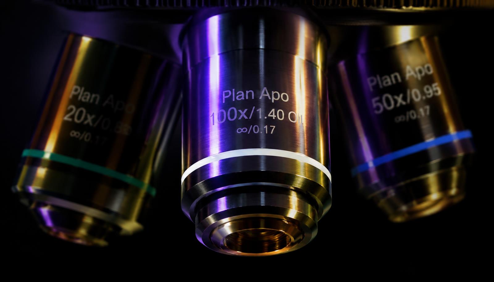 Microscope objective lenses in violet light
